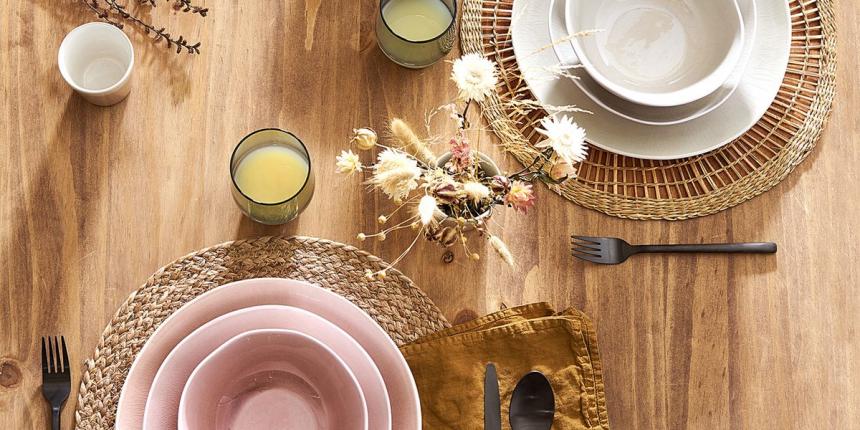 Vaisselle et objets beaux de la cuisine à la table pour l'automne